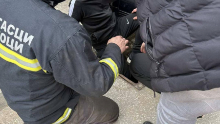 PROPAO KROZ RUPU NA KROVU  Vatrogasci intervenisali u beogradskom naselju Šumice