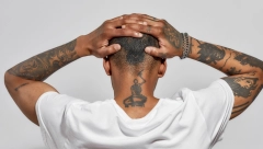 DA PRETRNEŠ KAD JE VIDIŠ Čovek je uradio tetovažu na glavi koja izgleda zastrašujuće, svi misle da ima rupu!