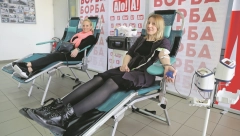 NOVINARI HRABRO ZAVRNULI RUKAVE Kompanija Alo Media Sistem u saradnji s kompanijom „Borba“ već petu godinu zaredom organizuje akciju dobrovoljnog davanja krvi
