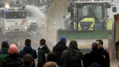 RAZNELI IH VODENIM TOPOVIMA Evo kako policija postupa sa demonstrantima u srcu Evropske unije (VIDEO)