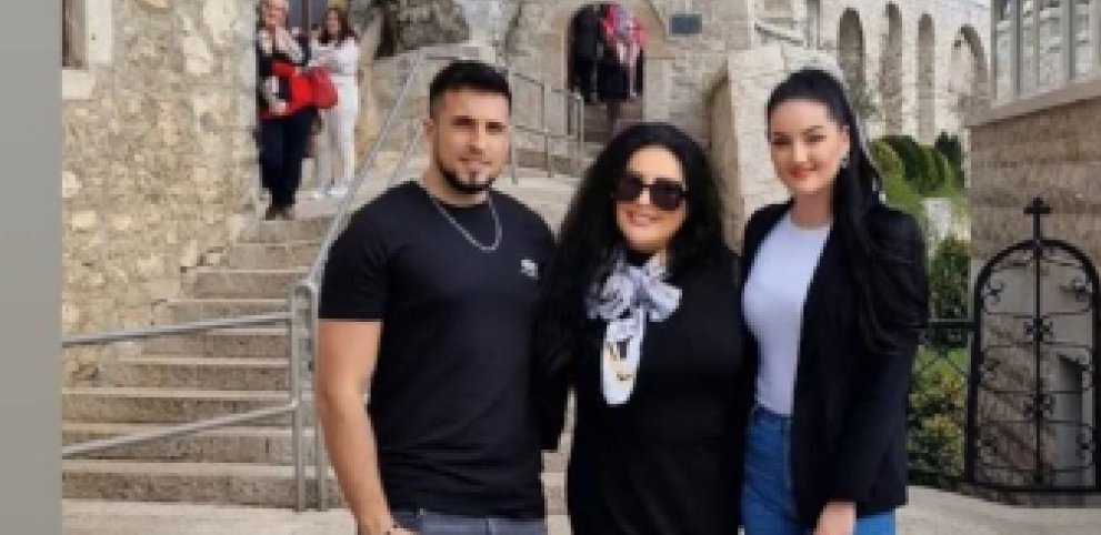 DECA DRAGANE MIRKOVIĆ U OPANCIMA I NARODNOJ NOŠNJI Marko i Manuela neprepoznatljivi, stajlingom izazvali veliku pažnju