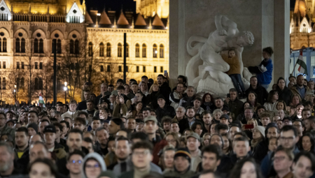 HAOS U MAĐARSKOJ TRAŽE OSTAVKU VIKTORA ORBANA Hiljade ljudi protestovalo ispred zgrade parlamenta u Budimpešti (FOTO/VIDEO)