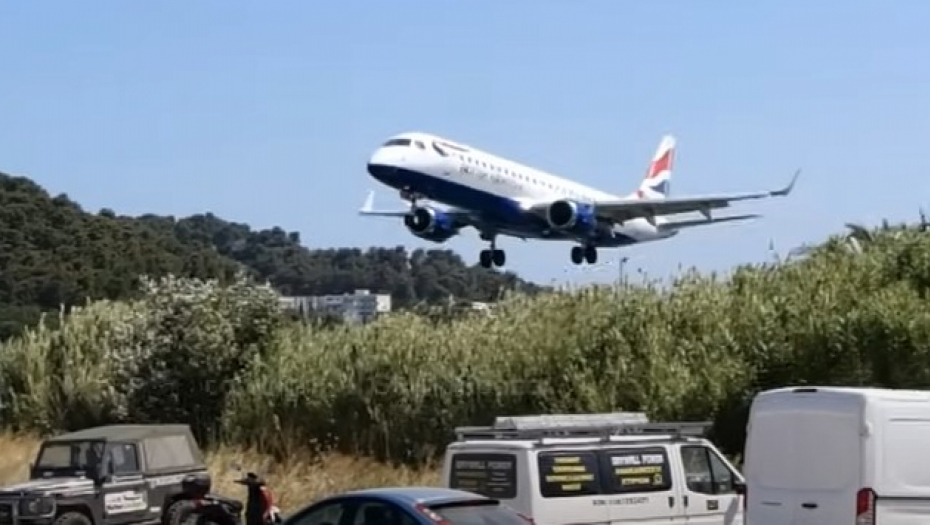 DA SE NAJEŽIŠ Pogledajte kako putnički avion leti tik iznad glava turista! (VIDEO)