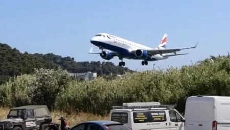 DA SE NAJEŽIŠ Pogledajte kako putnički avion leti tik iznad glava turista! (VIDEO)
