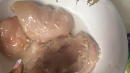ŽENA KUPILA BELO MESO PA NAIŠLA NA ODVRATAN PRIZOR Da li ste ikad videli ovako nešto? (VIDEO)