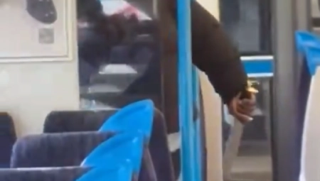 UŽAS U LONDONU Izvadio nož pa napao nedužnog čoveka u vozu, kamere sve zabeležile (VIDEO)