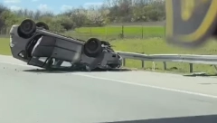 SAOBRAĆAJNA NESREĆA NA AUTOPUTU Auto završio na krovu (VIDEO)