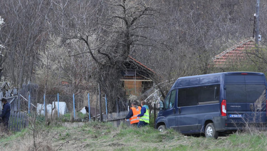 POLICIJA TRENUTNO PROVERAVA DA LI JE DEVOJČICA U OVOM DVORIŠTU Bageri stigli na lice mesta, nove sumnje u potrazi (FOTO)