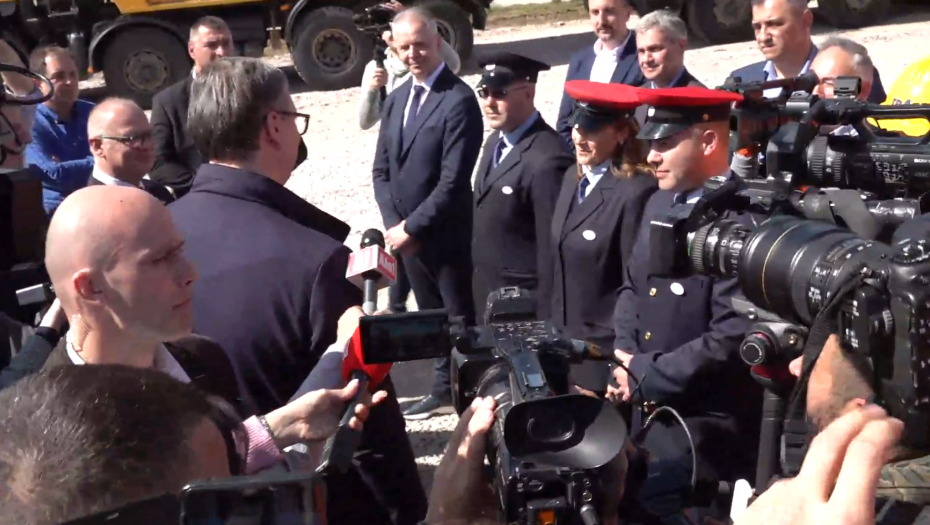 "LJUDI, IZGRADISTE CELU SRBIJU" Vučić prišao radnicima, obratio se jednoj dami - OVOM PITANJU SE NI ONA NIJE NADALA