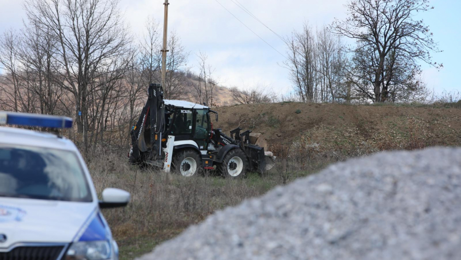 POGLEDAJTE! BAGER ŽURNO PREKOPAVA OVO MESTO GDE JE NESTALA DEVOJČICA Policija sumnja na jednu stvar (FOTO)