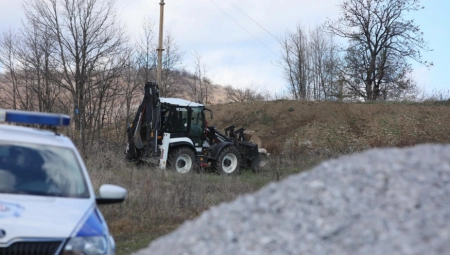 POGLEDAJTE! BAGER ŽURNO PREKOPAVA OVO MESTO GDE JE NESTALA DEVOJČICA Policija sumnja na jednu stvar (FOTO)