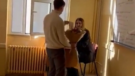 MATURANTI IZNENADILI PROFESORKU Doneli joj cveće u učionicu, a kada je videla poruku, sve je stalo!