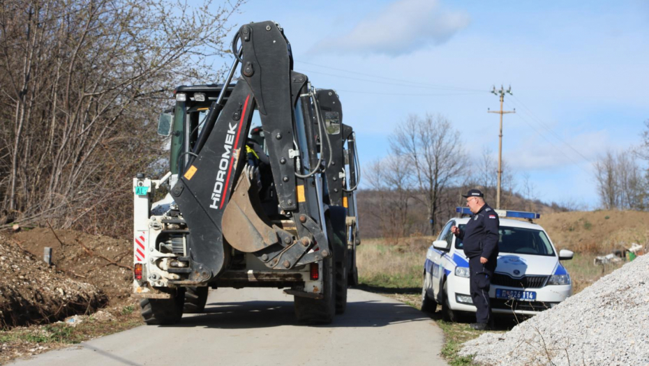 JOŠ DVA BAGERA STIGLA NA LICE MESTA Pojačana pretraga terena na kojem je nestala devojčica (FOTO)