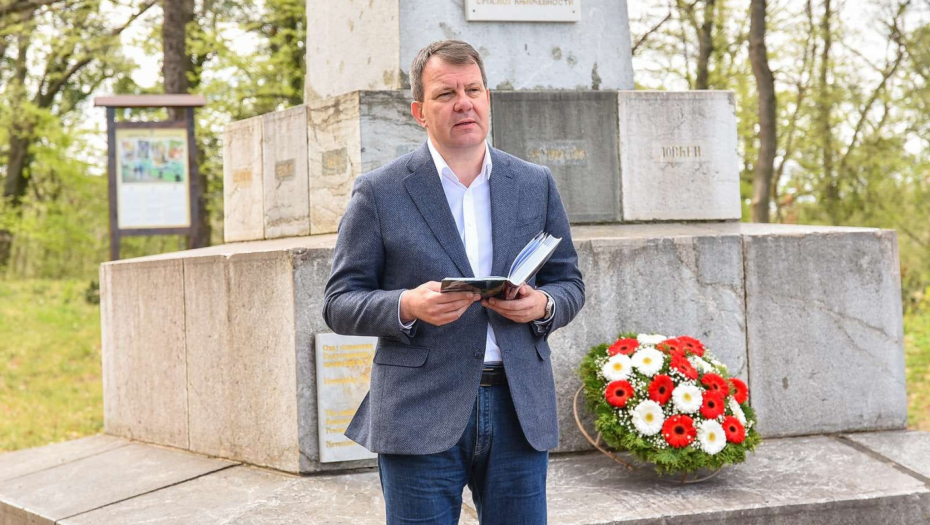 MIROVIĆ POLOŽIO VENAC NA GROB BRANKA RADIČEVIĆA Njegovo delo već dva veka neprolazna inspiracija i ideja vodilja