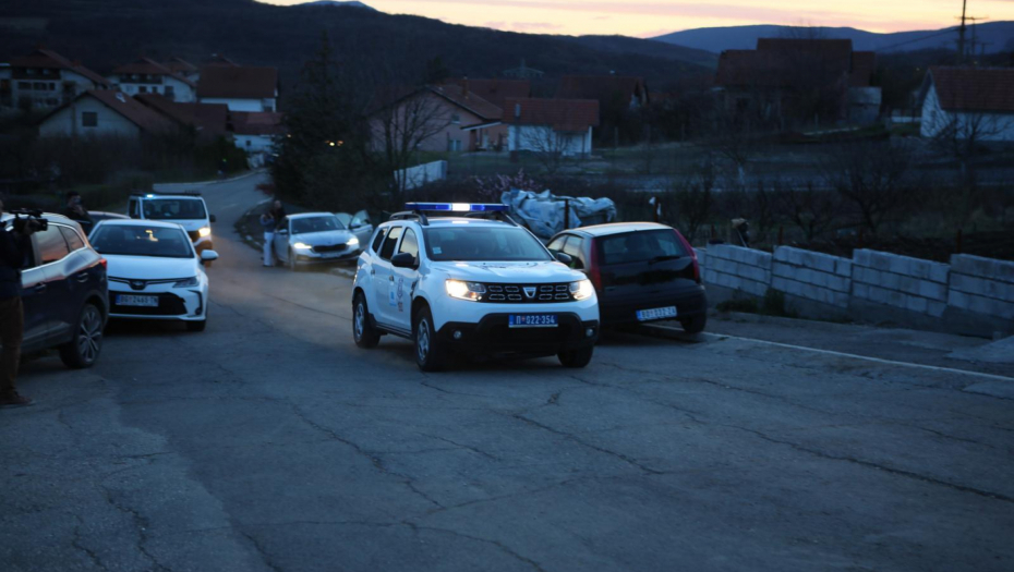 PROJURILI POLICIJA POD ROTACIJOM I VATROGASCI! Šta se dešava ispred kuće gde je nestala mala Danka? (VIDEO)