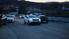PROJURILI POLICIJA POD ROTACIJOM I VATROGASCI! Šta se dešava ispred kuće gde je nestala mala Danka? (VIDEO)