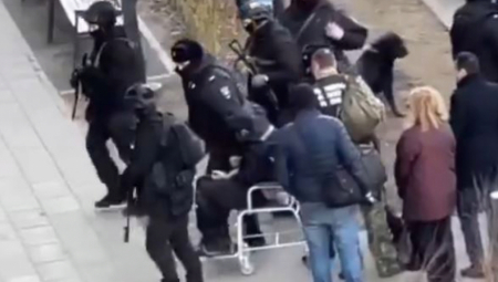 TERORISTA IZ MOSKVE U INVALIDSKIM KOLICIMA Vode ga polomljenog, oglasila se Rusija: Znamo ko je dao pare (VIDEO)