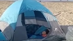 ZVER SE PRIŠUNJALA TURISTI DOK JE DREMAO Zastrašujući prizor sa plaže u Meksiku! (VIDEO)