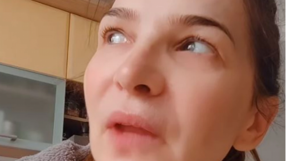 OMATORELA, BAŠ RUŽNA, UŽAS Pevačica na meti osuda jer ne posećuje estetskog hirurga! Odmah se oglasila
