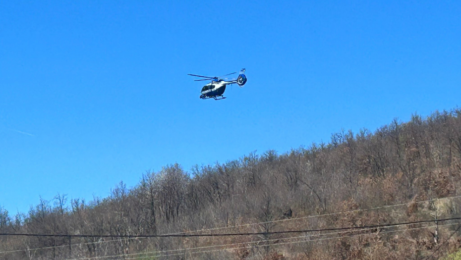 UBIJENI ČUVARI ZATVORA Prevozili zatvorenike, jedan pobegao sa napadačima, u potragu uključeni helikopteri