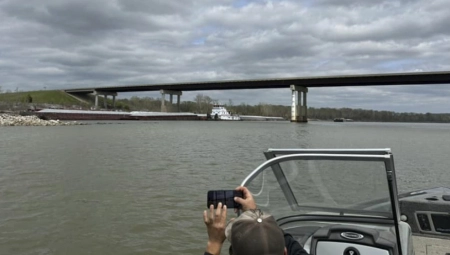 BARŽA UDARILA U MOST Drama u Oklahomi, zatvoren auto-put