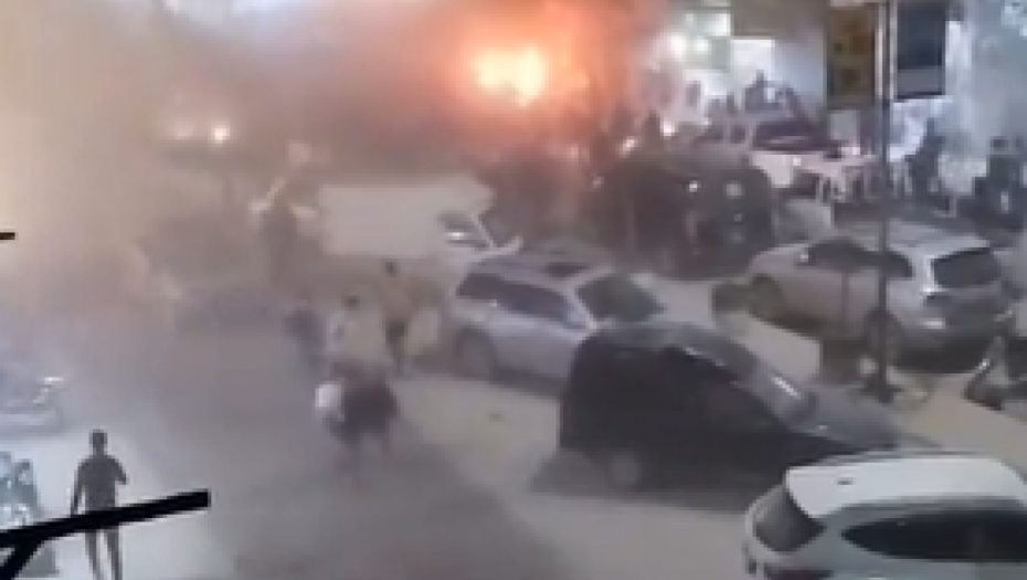 MASAKR NA PIJACI U SIRIJI  Eksplodirala auto-bomba, tela svuda okolo, jezivi snimci iz grada kojim upravljaju protivnici Asada (VIDEO)