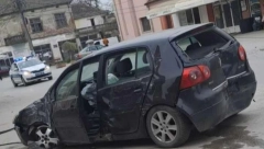 SILOVITO UDARIO U BANDERU Vozilo skroz zgužvano, deo sela ostao bez struje (FOTO)