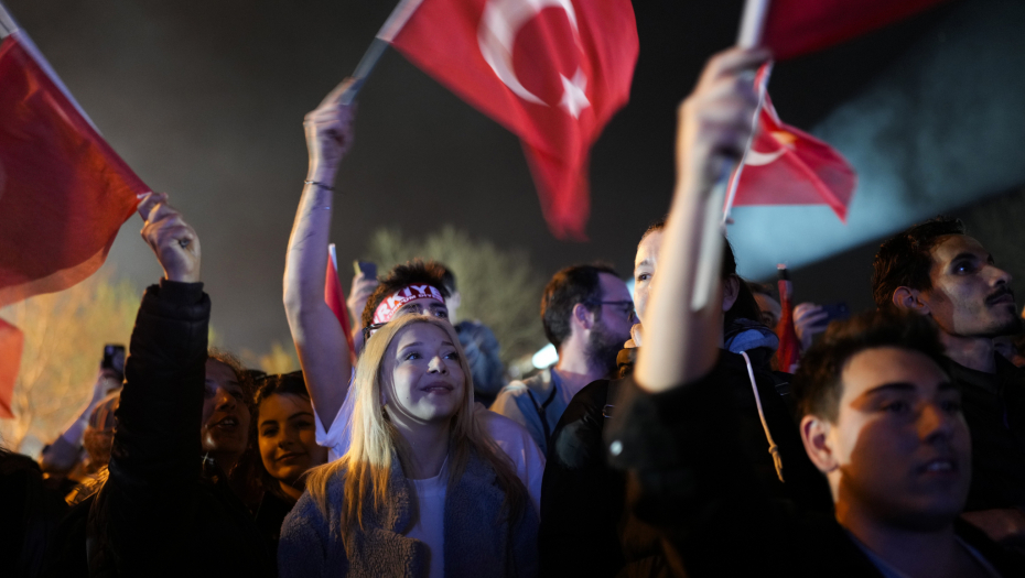 TREŠTI "JUTRO JE" U ISTANBULU Uz srpsku pesmu slavili poraz Erdoganove partije (VIDEO)