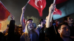 TREŠTI "JUTRO JE" U ISTANBULU Uz srpsku pesmu slavili poraz Erdoganove partije (VIDEO)