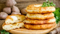 LANGOŠ SA BELIM LUKOM, IZDAŠNO PECIVO BEZ PREMCA: Recept koji je ponos mađarske kuhinje