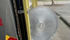 ČOVEK ZA SEKUND IZBEGAO SMRT ISPRED PRODAVNICE Ogromni cirkular velikom brzinom jurio na njega