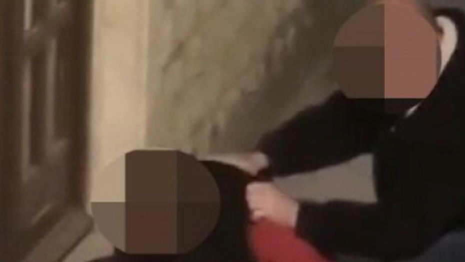 UPUCANA OSOBA LEŽI, POMAŽU JOJ, A ONDA DOLAZI ON I UDARA SEKIROM! Snimljeno jezivo krvoproliće u Hrvatskoj