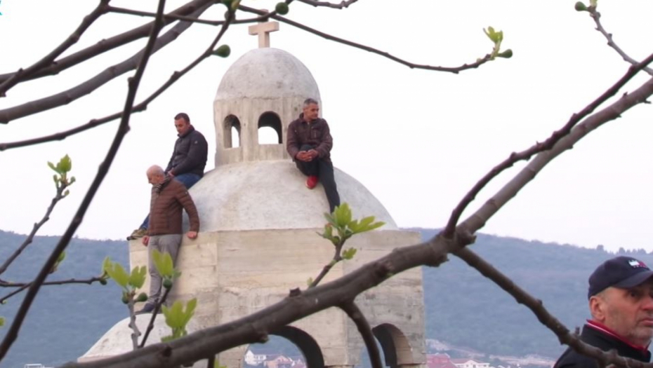 TOG DANA PRVI PUT SE ČULO- NE DAMO SVETINJE!!! Otac Backović podsetio na sranmi pokušaj bivšeg režima da sruši KRSTIONICU NA PREVLACI