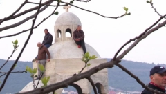 TOG DANA PRVI PUT SE ČULO- NE DAMO SVETINJE!!! Otac Backović podsetio na sranmi pokušaj bivšeg režima da sruši KRSTIONICU NA PREVLACI