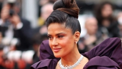 KRALJICA KIČA IZNENADILA Selma Hajek izgleda kao milion dolara, odevna kombinacija je čista desetka