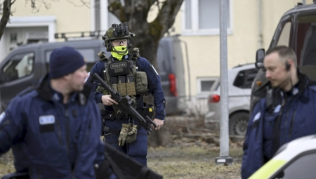POLICIJA OPKOLILA ŠKOLU Učenik šestog razreda došao s pištoljem i otvorio vatru, ranjeno najmanje troje dece