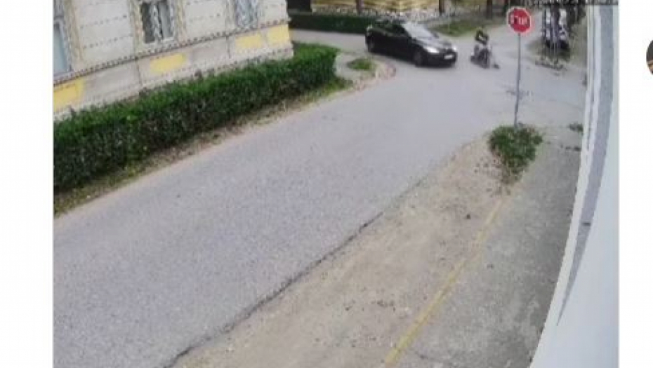 DEČACI NA SKUTERU NEOPREZNO ULETELI U RASKRSNICU: Devojka da bi ih izbegla zakucala se u kuću (VIDEO)