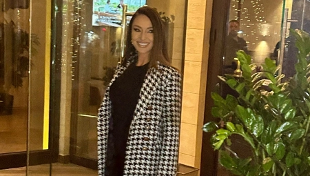 KAĆA ŽIVKOVIĆ POKAZALA TRUDNIČKI STOMAK! Pevačica stigla na gale slavlje voditelja Pinka, pa nasmejana pozirala