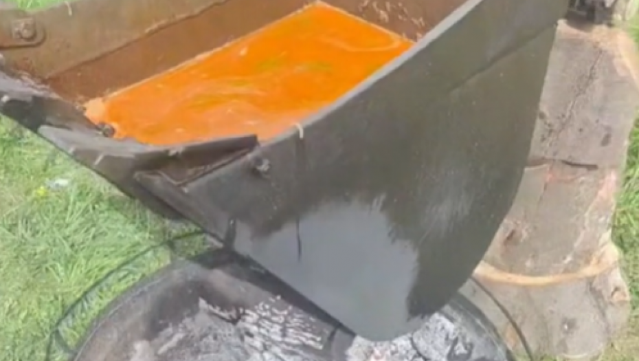 OVAKO SE PRAVI GULAŠ! Snimak oduševio korisnike mreža, ne mogu da veruju da se čovek ovoga dosetio (VIDEO)