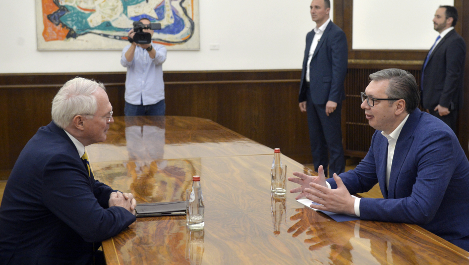 SADRŽAJAN I OTVOREN RAZGOVOR Vučić se sastao sa Hilom (FOTO)