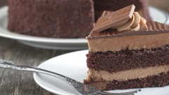 SVI PARČIĆI ĆE BITI LEPI I ISTE VELIČINE Poslastičar otkrio kako iseći savršeno tortu i oduševio 4,5 miliona žena!