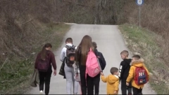ĐACI IZ SELA MOČIOCI SVAKODNEVNO SATIMA PEŠAČE DO ŠKOLE Nemaju neopravdane izostanke, uče i pomažu roditeljima