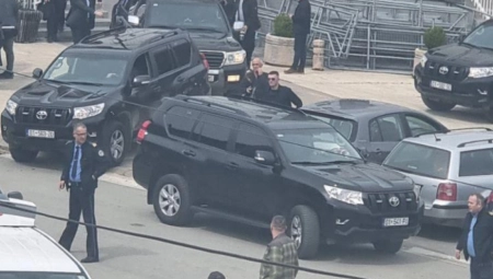 KURTI ISPRED OPŠTINE ZUBIN POTOK Opsadno stanje, duge cevi, džipovi... (FOTO)