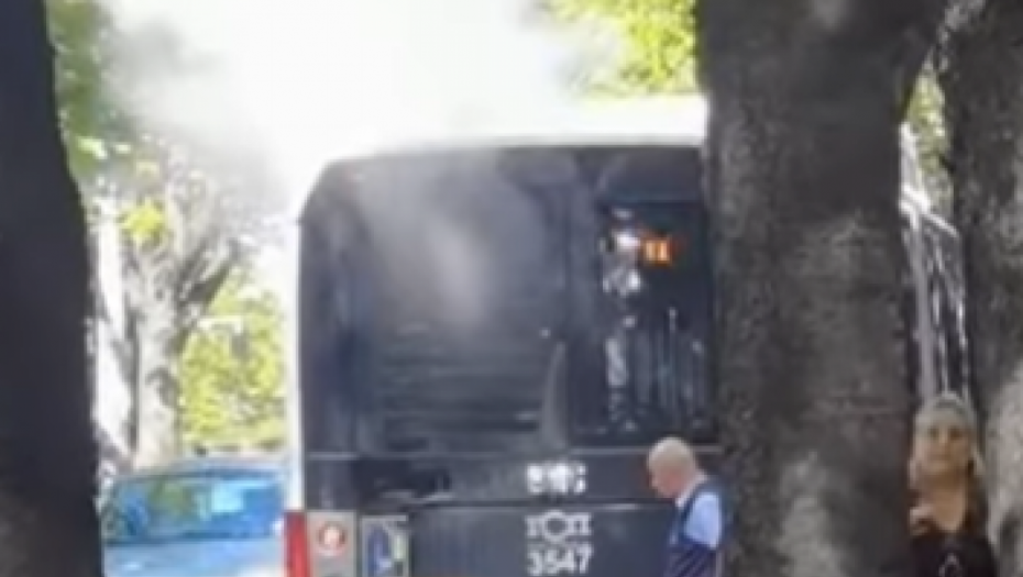 ZAPALIO SE AUTOBUS U ZEMUNU Dim kulja, putnici napuštaju vozilo (VIDEO)