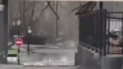 KATASTROFALNO NEVREME U MOSKVI Orkanski udari vetra nose sve pred sobom (VIDEO)