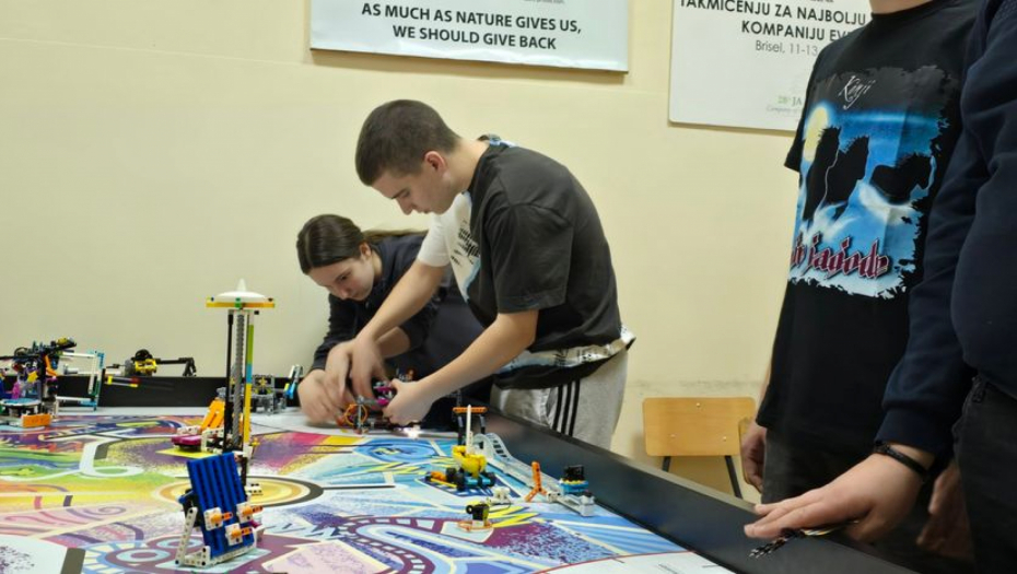 OVA DECA SU PRAVE PATRIOTE Đaci izumeli pametnu podlogu za učenje "moravca", FALI IM JOŠ OVO