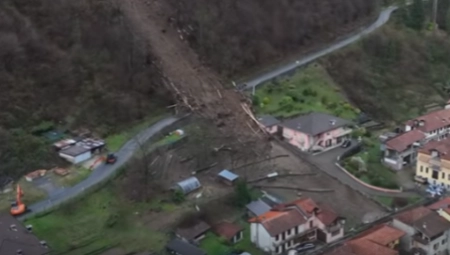 KLIZIŠTE IZAZVANO JAKO KIŠOM SE SRUČILO NIZ BRDO Snimljena prava katastrofa u Italiji! (VIDEO)