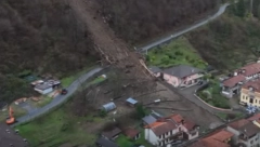 KLIZIŠTE IZAZVANO JAKO KIŠOM SE SRUČILO NIZ BRDO Snimljena prava katastrofa u Italiji! (VIDEO)