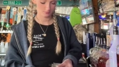 DOBILA NAPOJNICU OD PREKO 800 EVRA Devojka zanemela kad je čula zahtev mušterije