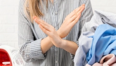 SAMO PUSTITE VODU U TUŠ KABINI Kad vidite kako ova stjuardesa pegla odeću, neće vam pasti na pamet ništa drugo